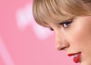 US singer/songwriter Taylor Swift arrives for Billboard's 2019 Woman of the Year at the Holllywood Palladium in Los Angeles on December 12, 2019. - Billboard's 2019 Woman of the Year is Billie EIlish. (Photo by VALERIE MACON / AFP)