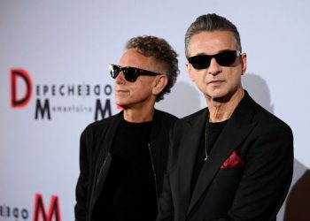 El vocalista principal Dave Gahan y Martin Gore de la banda británica Depeche Mode posan durante una sesión de fotos en el teatro Berliner Ensemble en Berlín, Alemania. 4 de octubre de 2022. REUTERS/Annegret Hilse