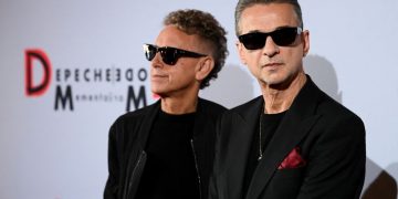 El vocalista principal Dave Gahan y Martin Gore de la banda británica Depeche Mode posan durante una sesión de fotos en el teatro Berliner Ensemble en Berlín, Alemania. 4 de octubre de 2022. REUTERS/Annegret Hilse