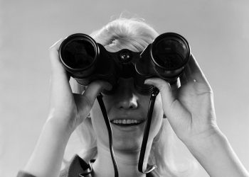1960s WOMAN LOOKING THROUGH BINOCULARS  (Photo by H. Armstrong Roberts/ClassicStock/Getty Images)