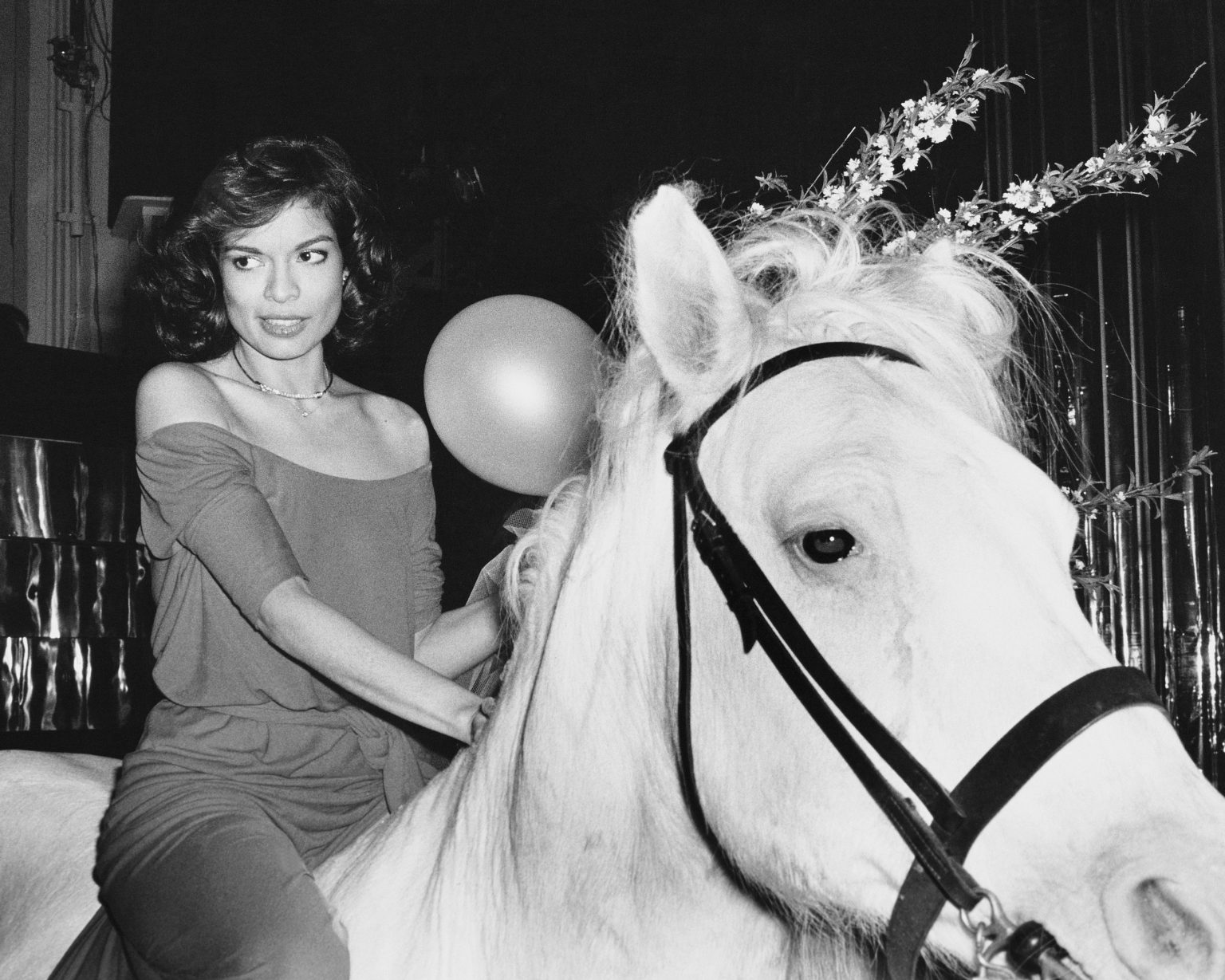 Bianca Jagger rides in on a white horse at during her birthday celebrations at Studio 54 in New York, May 1977. (Photo by Rose Hartman/Getty Images)
