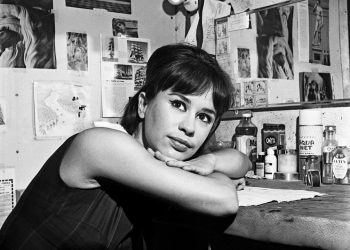 NEW YORK - AUGUST 19:  Jazz singer Astrud Gilberto poses for a portrait backstage at Birdland on the day they recorded the live album Getz Au Go Go on August 19, 1964 in New York, New York. (Photo by PoPsie Randolph/Michael Ochs Archives/Getty Images)