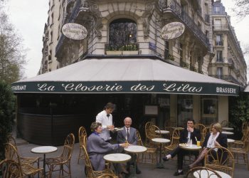 Bar de la Closerie des Lilas, le 6 mai 1986, à Paris, France. (Photo by Frédéric REGLAIN/Gamma-Rapho via Getty Images)