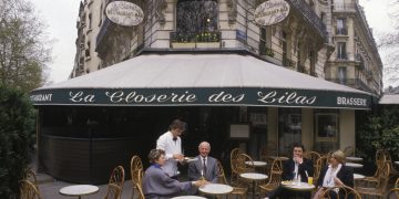 Bar de la Closerie des Lilas, le 6 mai 1986, à Paris, France. (Photo by Frédéric REGLAIN/Gamma-Rapho via Getty Images)