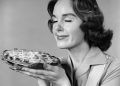 1950s 1960s WOMAN SMELLING AROMA OF FRESHLY BAKED PIE  (Photo by H. Armstrong Roberts/ClassicStock/Getty Images)