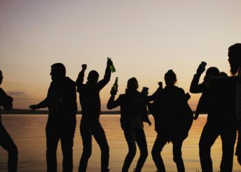 Jóvenes bailando I Fuente: Freepik