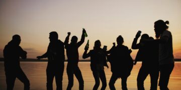 Jóvenes bailando I Fuente: Freepik