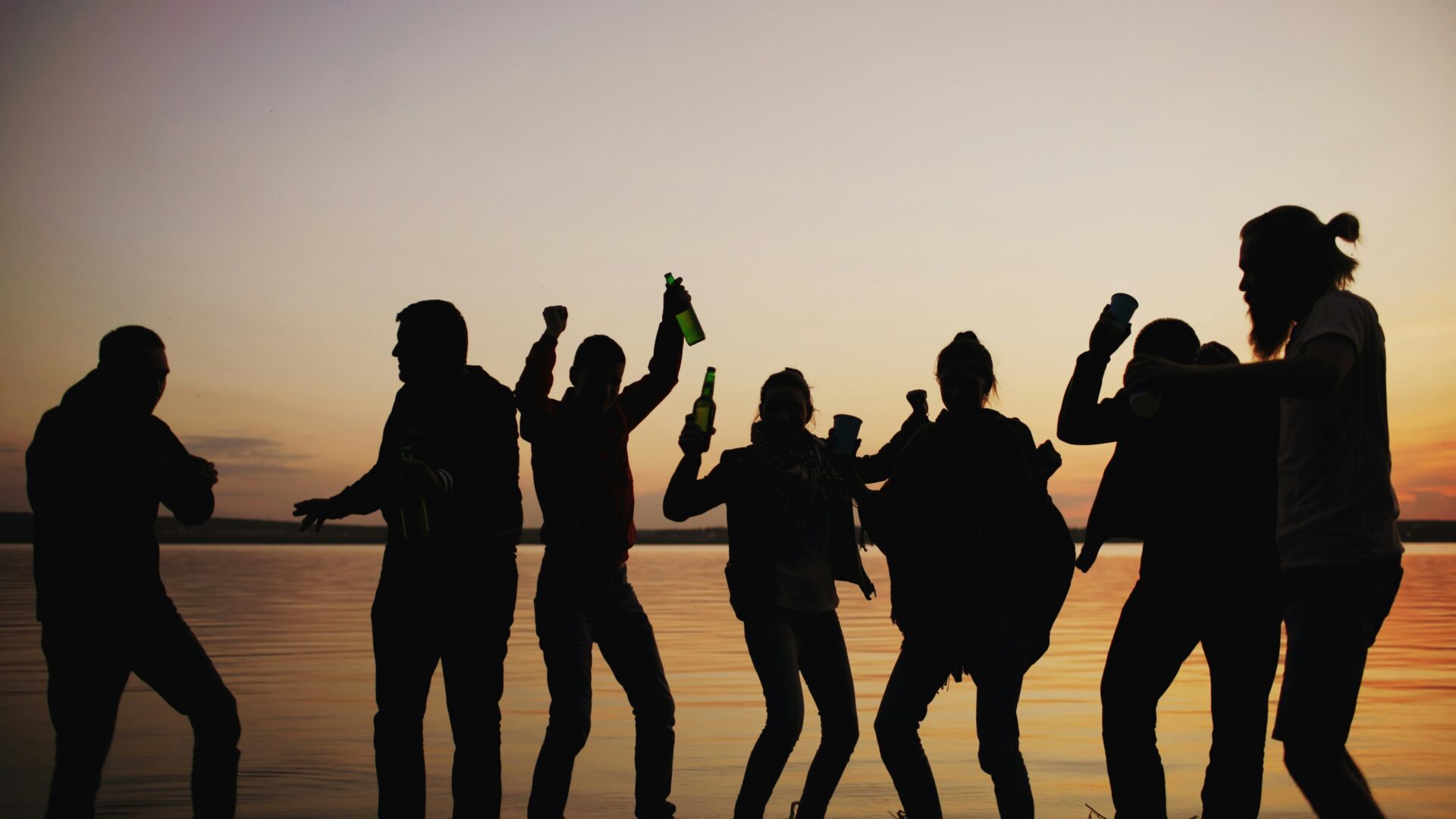 Jóvenes bailando I Fuente: Freepik
